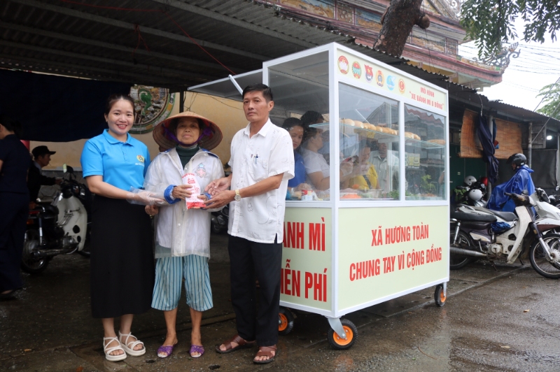 Ban quản lý mô hình phát bánh mì miễn phí cho bà con khó khăn