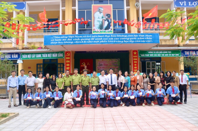 cac dai bieu chup anh luu niem cung cac em hoc sinh va giao vien nha truong