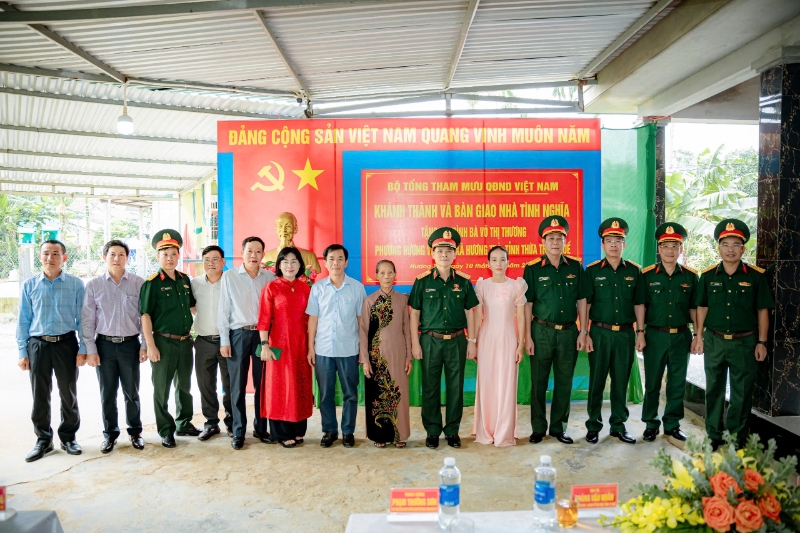cac dai bieu chup anh luu niem cung gia dinh ba vo thi thien