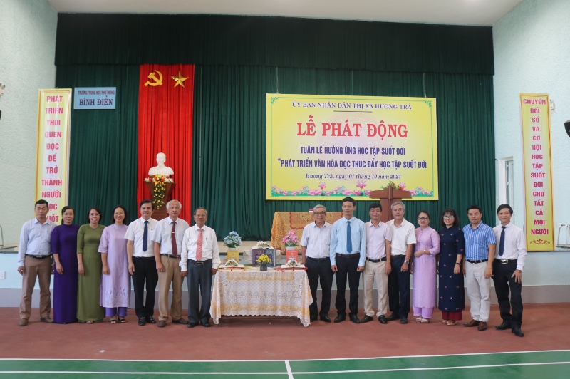 cac dai bieu chup anh luu niem tai le phat dong