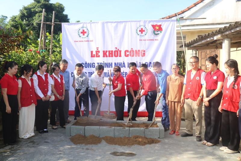 cac dai bieu cung khoi cong xay dung nha nhan dao cho ba pham thi gai