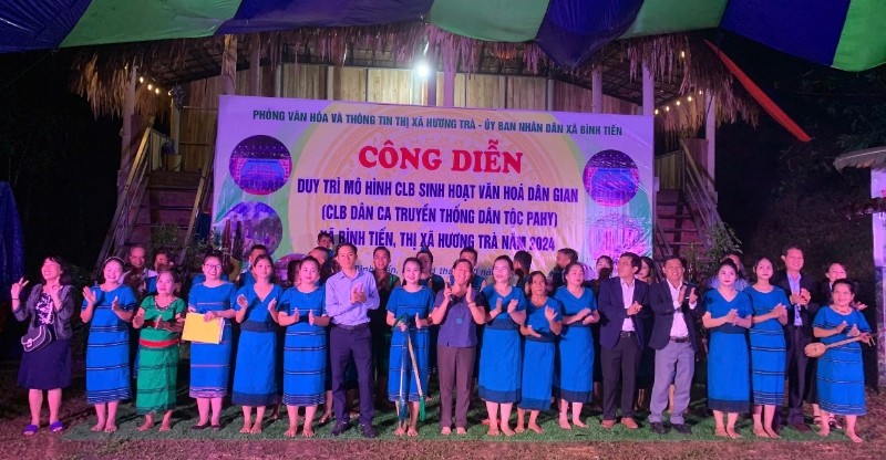 cac dai bieu tham du chup anh luu niem cung thanh vien cau lac bo