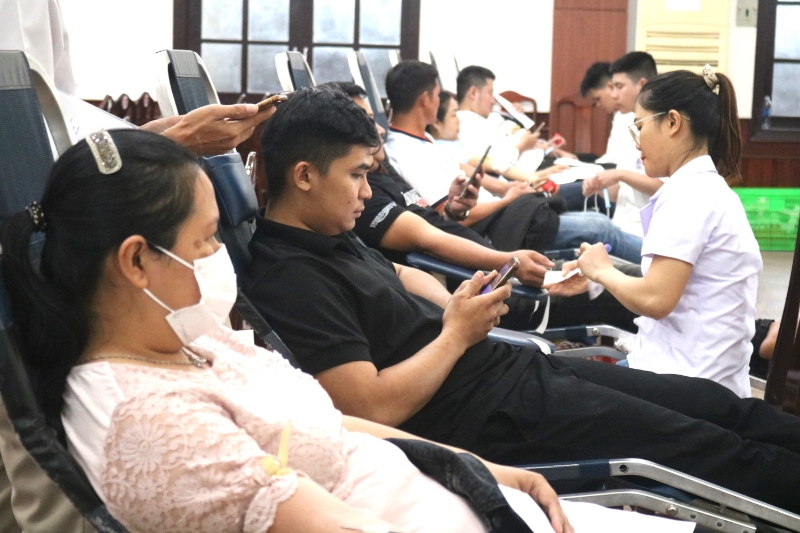 cac tinh nguyen vien tham gia hien mau