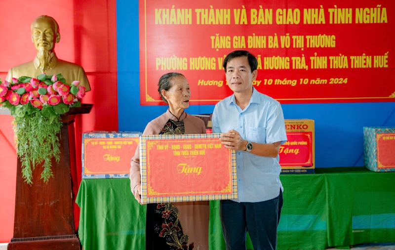 ong nguyen van phuong chu tich ubnd tinh tang qua cho ba vo thi thuong