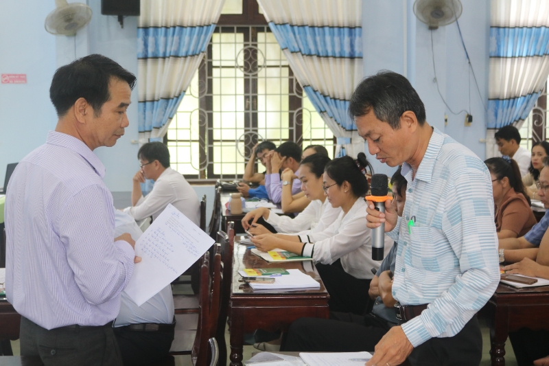 ong nguyen xuan thanh chu tich ubmttqvn thi xa huong tra trao doi voi dai bieu tham du tai hoi nghi