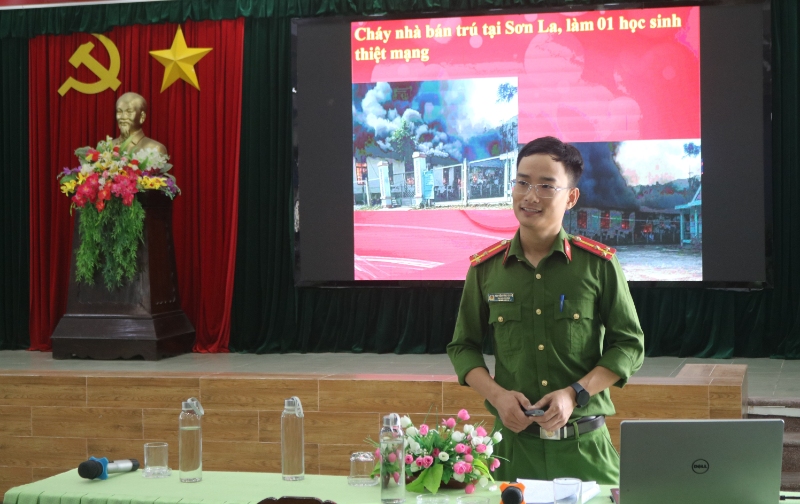 thuong uy nguyen cong giang pho doi truong doi canh sat quan ly hanh chinh ve trat tu xa hoi cong an thi xa huong tra pho bien noi dung ve cong tac phong chay chua chay