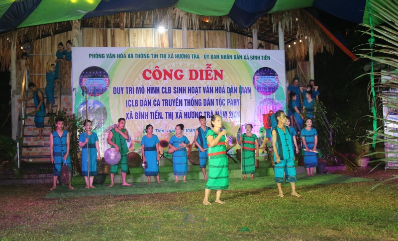 Công diễn duy trì mô hình câu lạc bộ sinh hoạt văn hóa dân gian (Câu lạc bộ dân ca truyền thống dân tộc Pahy) xã Bình Tiến, thị xã Hương Trà