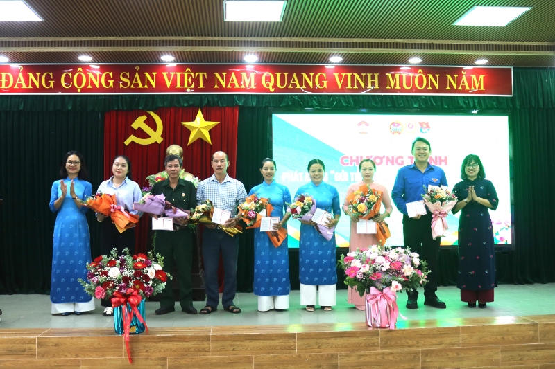 trao so tiet kiem va tang hoa cac to chuc ca nhan huong ung gui tiet kiem