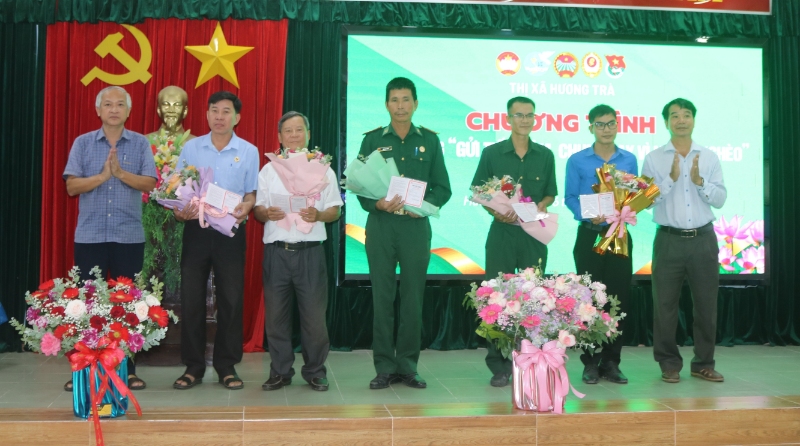 trao so tiet kiem va tang hoa cac to chuc ca nhan huong ung gui tiet kiem 1