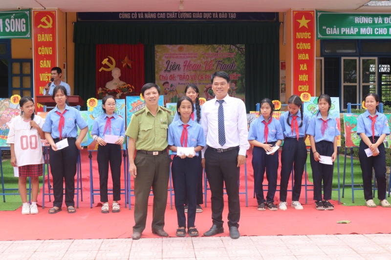 trao thuong cho dai dien lop co tac pham dat giai a tai lien hoan