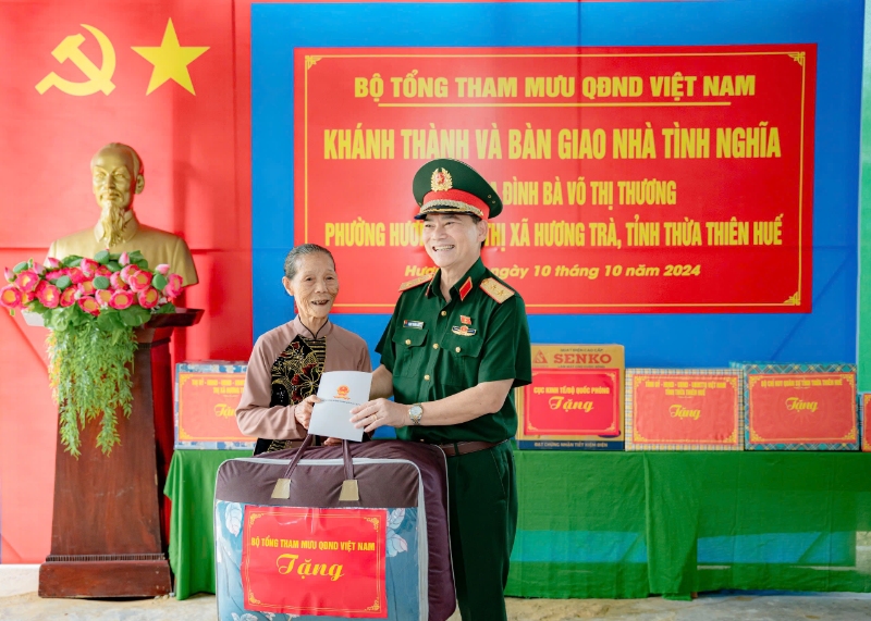 trung tuong pham truong son pho tong tham muu truong quan doi nhan dan viet nam dai bieu quoc hoi tinh thua thien hue khoa xv tang qua cho ba vo thi thuong 1