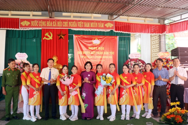 Lãnh đạo tỉnh và thị xã tặng hoa chúc mừng đội văn nghệ của Tổ dân phố