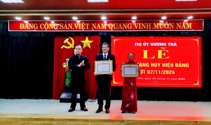 dong chi duong ba thanh uvtv truong ban to chuc thi uy huong tra trao huy hieu 30 nam tuoi dang cho cac dang vien