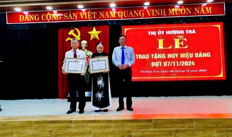 dong chi ha van tuan tinh uy vien bi thu thi uy chu tich hdnd thi xa huong tra trao tang huy hieu 55 nam tuoi dang cho cac dang vien