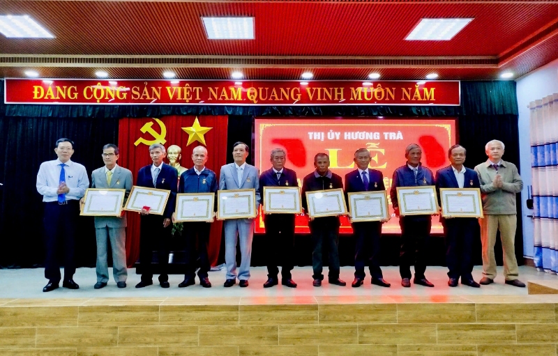 dong chi ha van tuan tinh uy vien bi thu thi uy chu tich hdnd thi xa va dong chi le hong thang pho bi thu thuong truc thi uy huong tra trao tang huy hieu 40 nam tuoi dang cho 9 dang vien