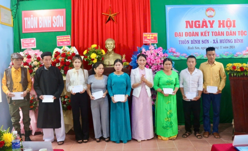 dong chi pham thi ai nhi pho chu tich ubmttqvn tinh tang qua cho hoc sinh vuot kho hoc gioi thon binh son