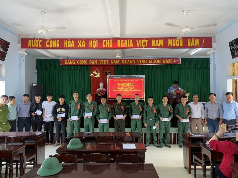 Thực hiện Cuộc vận động “Phát huy truyền thống, cống hiến tài năng, xứng danh Bộ đội Cụ Hồ” thời kỳ mới và phong trào Thi đua Quyết thắng góp phần thúc đẩy, động viên cán bộ, chiến sỹ lực lượng vũ trang phường Tứ Hạ phấn đấu vươn lên hoàn thành xuất
