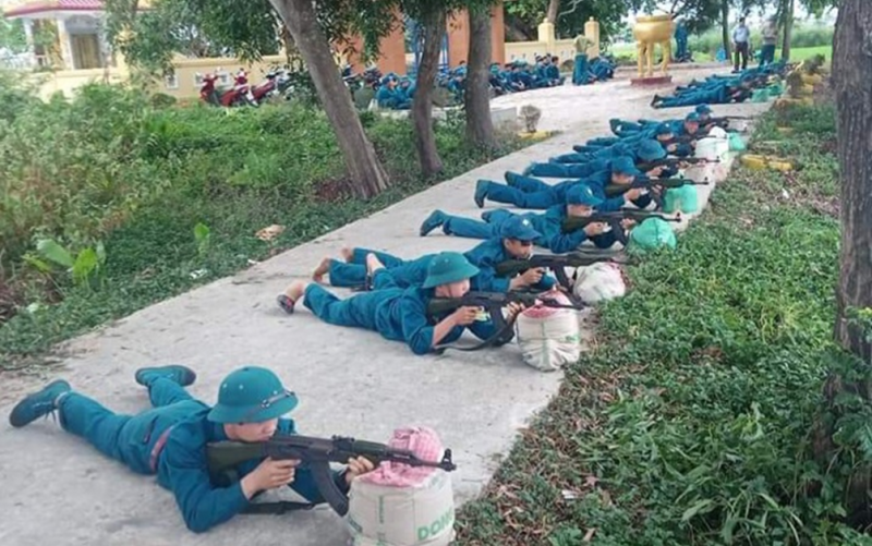 Lực lượng vũ trang xã Hương Toàn trong xây dựng nền quốc phòng toàn dân cùng với Lực lượng vũ trang thị xã và hoàn thành xuất sắc các nhiệm vụ được giao.