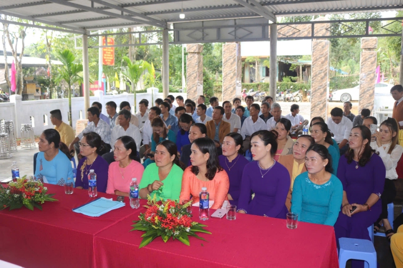 nguoi dan thon binh son tham du tai ngay hoi dai doan ket