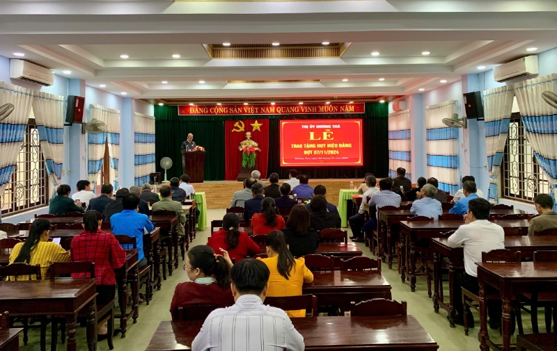 Hương Trà: 13 đồng chí được trao tặng Huy hiệu Đảng đợt 07/11