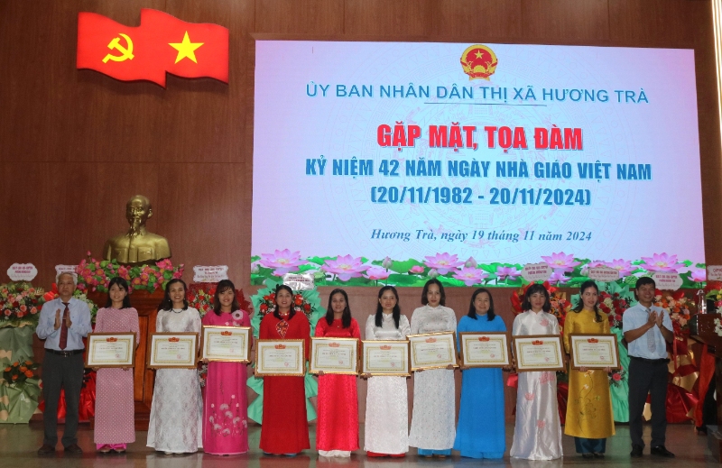 trao bang cong nhan danh hieu cstd cap tinh cua chu tich ubnd tinh cho cac ca nhan co thanh tich xuat sac trong viec thuc hien nhiem vu cong tac giao duc va dao tao