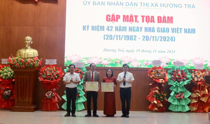 trao bang khen cua bo truong bo gddt cho 2 tap the da co thanh tich tieu bieu xuat sac trong phong trao thi dua doi moi sang tao trong quan ly giang day va hoc tap nam hoc 2023 2024