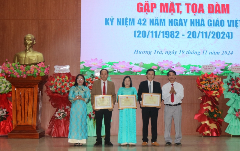 trao bang khen cua bo truong bo gddt cho 3 ca nhan da co thanh tich tieu bieu xuat sac trong phong trao thi dua doi moi sang tao trong quan ly giang day va hoc tap nam hoc 2023 2024