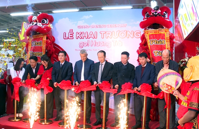 Các đại biểu cắt băng khai trương siêu thị Mini Go Hương Trà