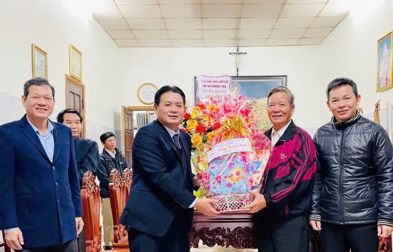 Bí thư Thị ủy Trần Công Phú cùng lãnh đạo thị xã Hương Trà đến thăm, tặng quà, chức mừng Giáo xứ Dương Sơn