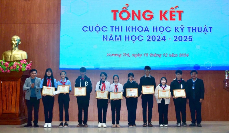 ban to chuc trao thuong cho cac de tai dat giai tai hoi thi