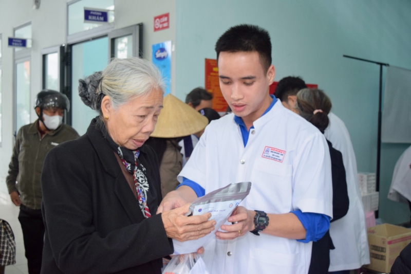 cap phat thuoc mien phi cho nguoi dan xa huong toan thi xa huong tra 2