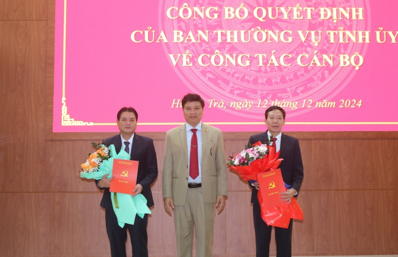 Đồng chí Phan Xuân Toàn – UVTV Tỉnh ủy, Trưởng Ban Tổ chức Tỉnh ủy trao Quyết định của Ban Thường vụ Tỉnh ủy về công tác cán bộ