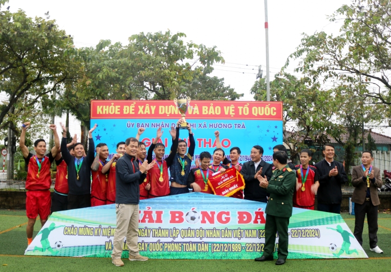 BTC trao cup vô địch cho đội bóng lực lượng dân quân tự vệ xã Hương Bình