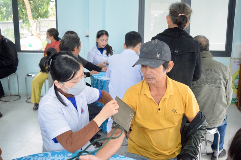 kham benh cho nguoi dan xa huong toan