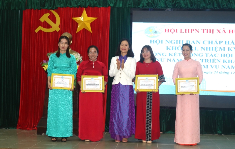 khen thuong cho cac ca nhan tap the da co thanh tich xuat sac trong thuc hien phong trao thi dua va nhiem vu cong tac hoi nam 2024