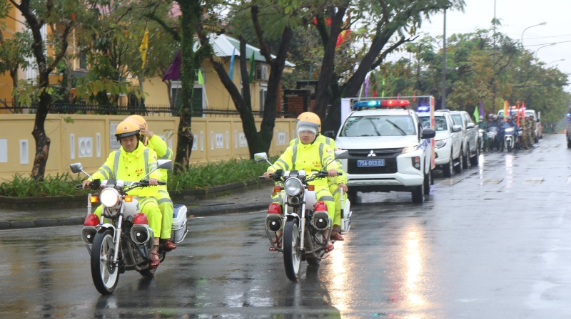 luc luong cong an thi xa tuan hanh bieu duong luc luong va tuyen truyen nang cao y thuc bao ve an ninh trat tu trat tu an toan giao thong tren dia ban cho nguoi dan