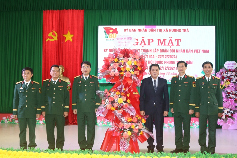 ong tran cong phu bi thu thi uy huong tra tang hoa chuc mung ban chi huy quan su thi xa huong tra