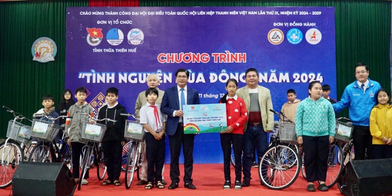 Trao tặng xe đạp cho học sinh nghèo vượt khó học tốt
