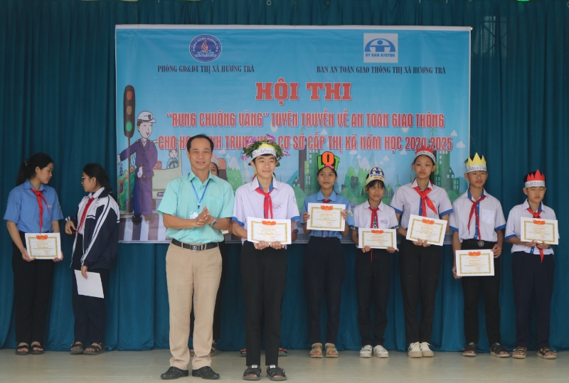 thay giao phan huy hoang trao giai nhat cua hoi thi cho em nguyen dinh anh tuan hoc sinh truong thcs tran dang khoa