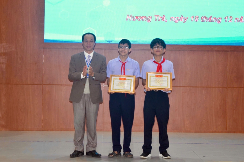 thay phan huy hoang pho truong phong giao duc va dao tao thi xa huong tra trao thuong cho de tai dat giai nhat