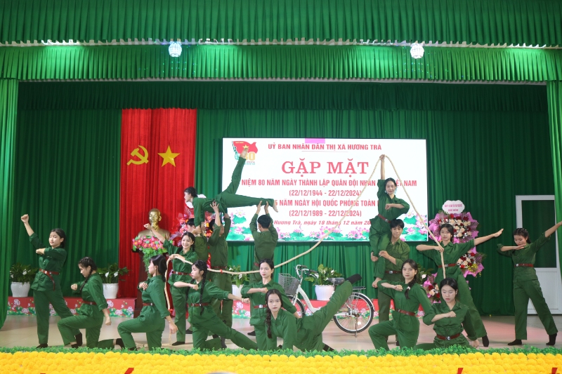 Hương Trà: Gặp mặt nhân kỷ niệm 80 năm Ngày thành lập Quân đội Nhân dân Việt Nam