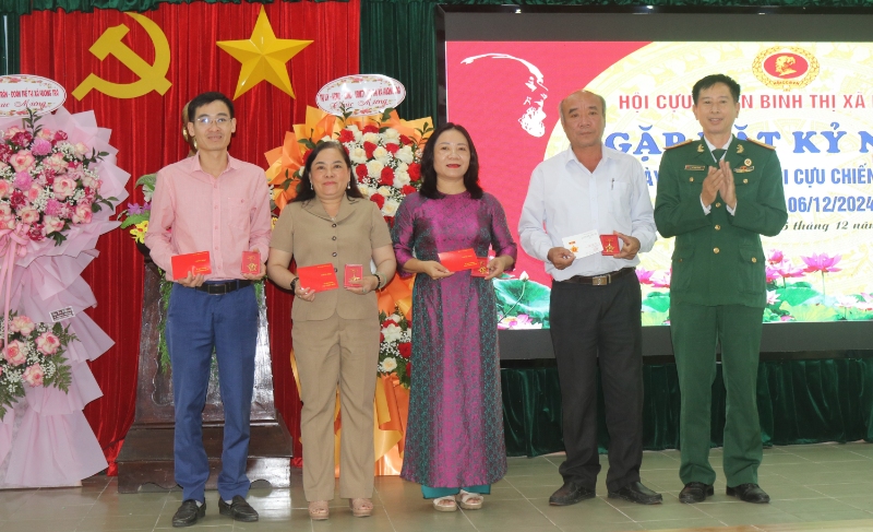 Hương Trà: Gặp mặt kỷ niệm 35 năm ngày thành lập Hội Cựu chiến binh Việt Nam