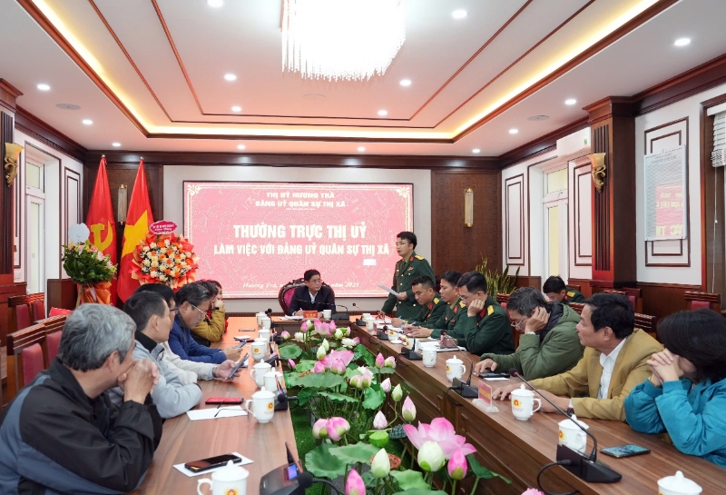 Thường trực Thị ủy Hương Trà làm việc với Đảng ủy Quân sự thị xã