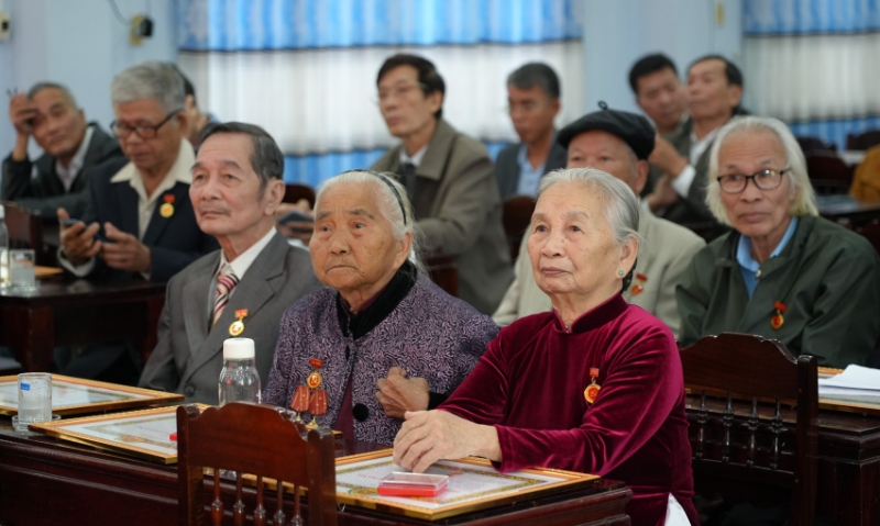 cac dang vien nhan huy hieu dang dot nay