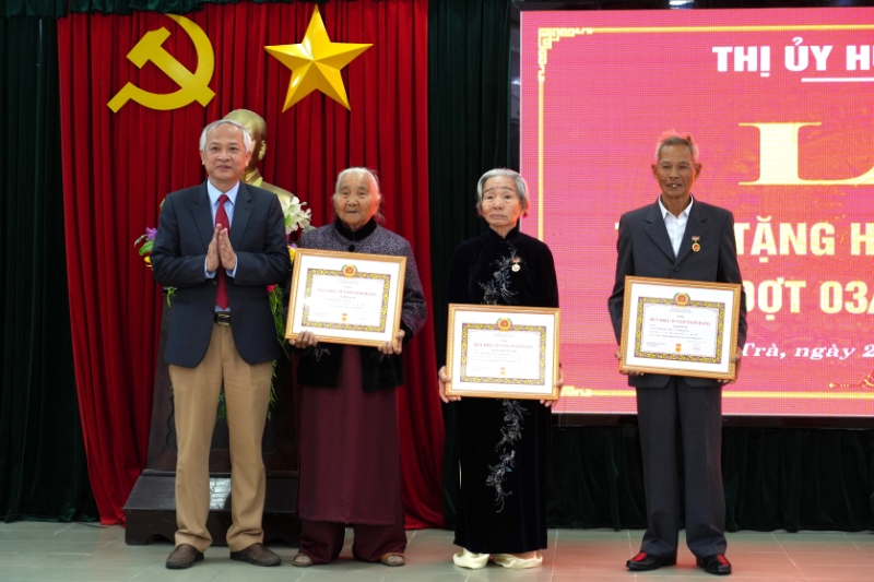 dong chi le hong thang pho bi thu thuong truc thi uy trao huy hieu dang cho cac dang vien