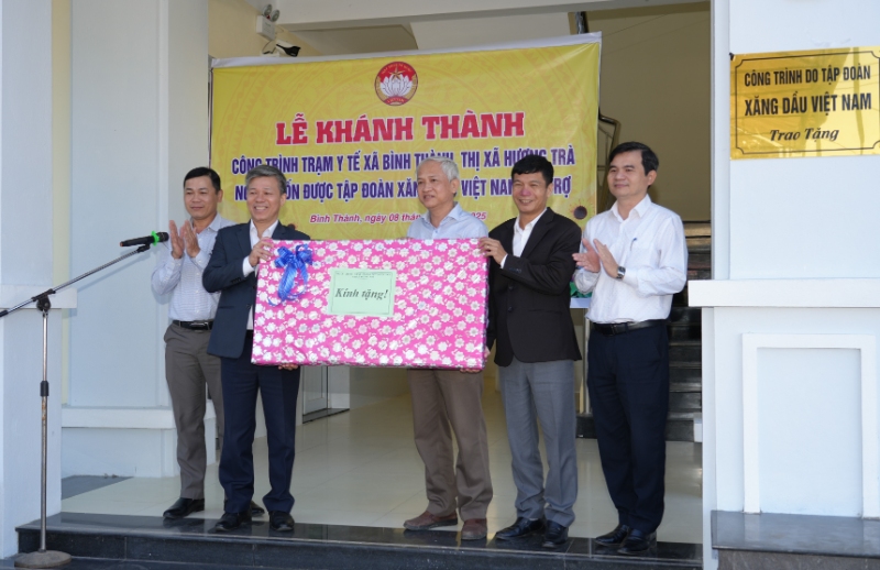 lanh dao thi xa huong tra tang qua cho don vi tai tro cong trinh