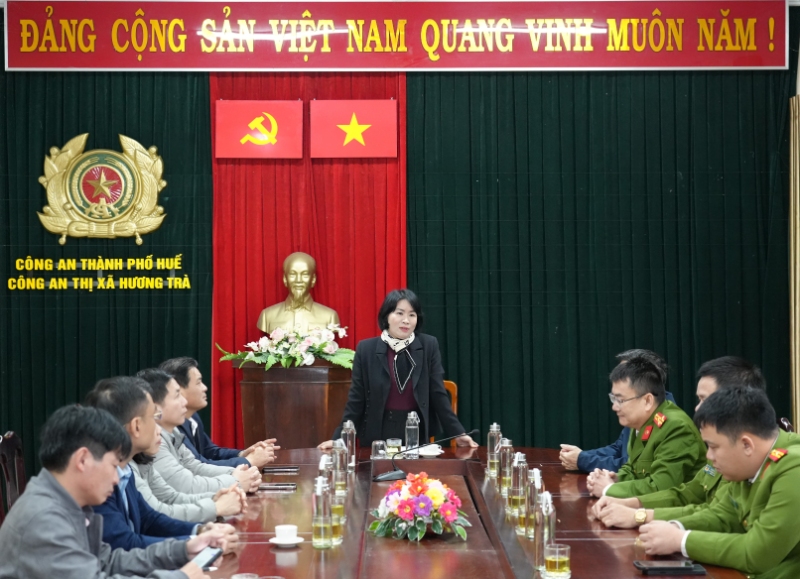 uvtv thanh uy chu nhiem ubkt thanh uy pham thi minh hue tham chuc tet tai cong an thi xa huong tra