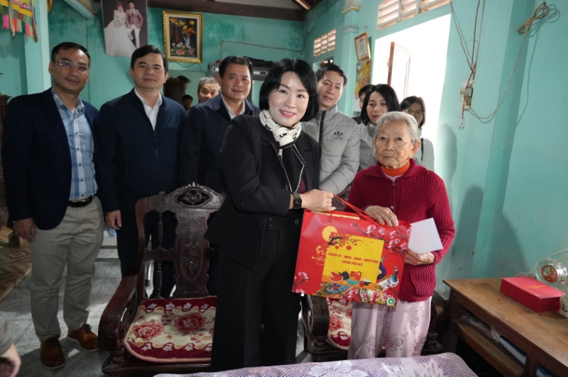Chủ nhiệm Ủy ban Kiểm tra Thành ủy thăm, chúc Tết các đơn vị, gia đình chính sách tại thị xã Hương Trà