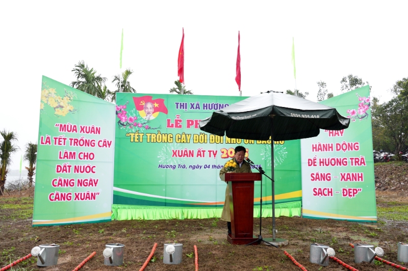 Phó Chủ tịch UBND thị xã Hương Trà Nguyễn Viết Hà phát biểu tại Lễ Phát động “Tết trồng cây đời đời nhớ ơn Bác Hồ” xuân Ất Tỵ 2025