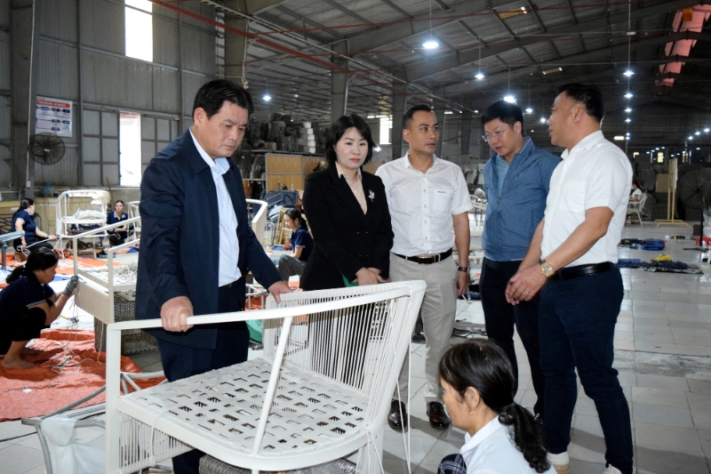 Bà Phạm Thị Minh Huệ (thứ 2, bên trái qua) thăm Công ty Cổ phần Phước Hiệp Thành